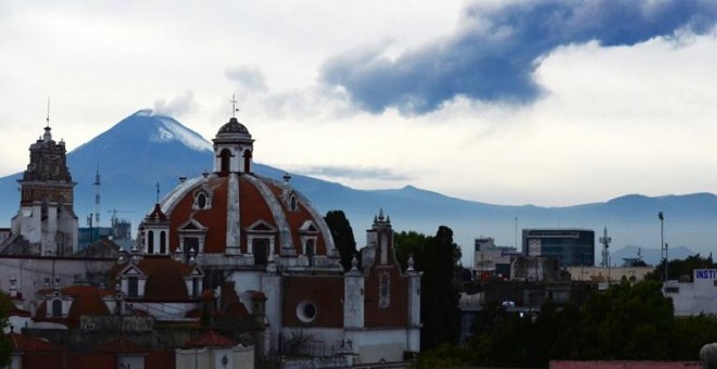 Imagen de la ciudad de Puebla con el volcán de fondo. - AFP