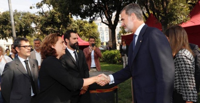 La alcaldesa de Barcelona, Ada Colau, y Felipe VI se saludan antes de los actos de homenaje a las víctimas de los atentados de Catalunya. - EFE