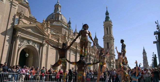 Artistas de Il Circo Italiano realizan uno de sus números durante la presentación en la Plaza del Pilar de Zaragoza del espectáculo que pondrá en escena durante estas Fiestas del Pilar. EFE/Javier Cebollada