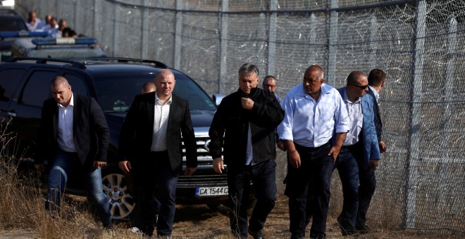 Viktor Orban, en el centro, camina junto a la valla construida en la frontera búlgaro-turca, en una imagen de archivo. / REUTERS - STOYAN NENOV