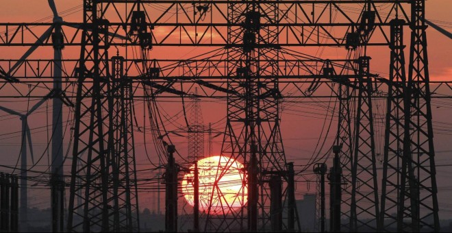 Atardecer tras el tendido eléctrico. | EFE