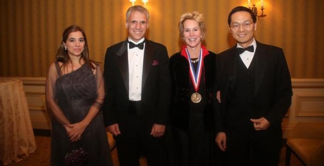 La nobel de Química 2018, Frances Arnold, y su pupilo Miguel Alcalde (en el centro) en una ceremonia celebrada en Washington (EEUU) en 2013. MIGUEL ALCALDE