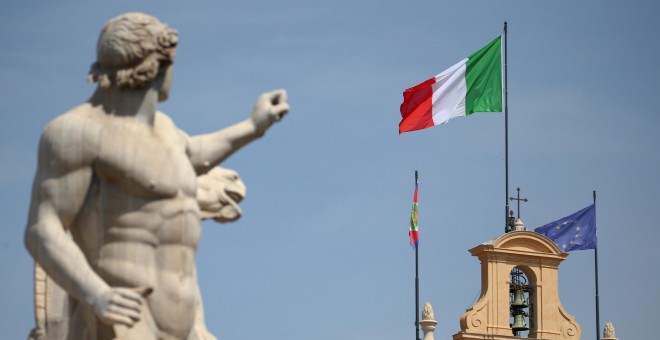 La bandera de Italia sobre el Palacio Quirinal, la sede de la Presidencia de la República, en Roma. REUTERS/Tony Gentile