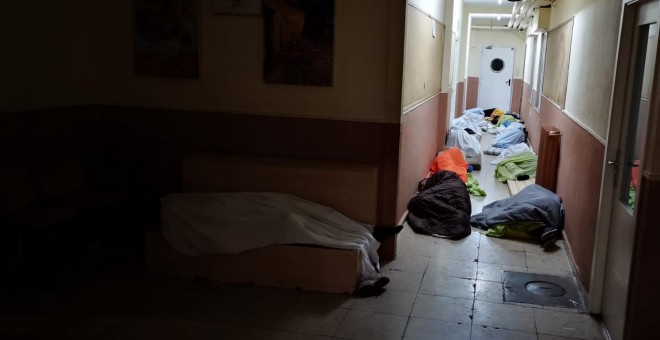 Varios menores duermen en colchonetas en el suelo del Centro de Primera acogida de Menores de Hortaleza.-PÚBLICO