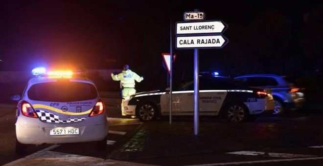 Miembros de la Policía Local y de la Guardia Civil vigilan el tráfico de San Llorenç (Mallorca), zona afectada por las inundaciones. EFE