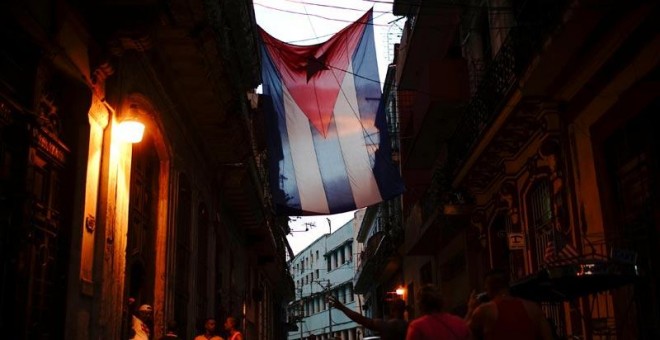 Una bandera cubana adorna una calle de la Habana con motivo de la celebración del 58º aniversario de la creación de los Comités para la Defensa de la Revolución. (ALEXANDRE MENEGHINI | EFE)