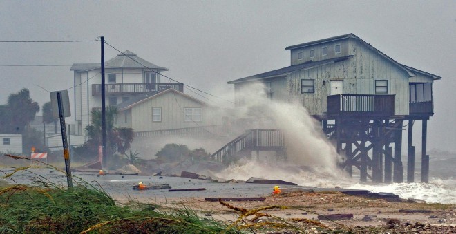 Las olas rompen en el condado de Franklin, en Florida. - REUTERS