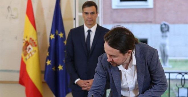 11/10/2018.- El presidente del Gobierno, Pedro Sánchez (izda), y el secretario general de Podemos, Pablo Iglesias, han firmado hoy en el Palacio de la Moncloa el acuerdo sobre el proyecto de ley de presupuestos para 2019. EFE/ Zipi