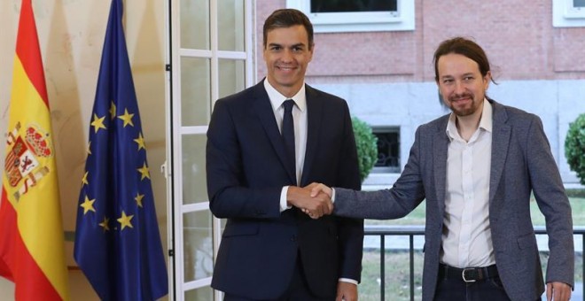 El presidente del Gobierno, Pedro Sánchez, y el secretario general de Podemos, Pablo Iglesias, en el Palacio de la Moncloa en la firma del acuerdo sobre el proyecto de ley de presupuestos para 2019. EFE/ Zipi