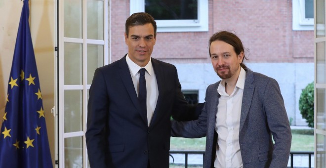El presidente del Gobierno, Pedro Sánchez, y el secretario general de Podemos, Pablo Iglesias, tras la firma en el Palacio de la Moncloa del acuerdo sobre el proyecto de ley de presupuestos para 2019. EFE/ Zipi