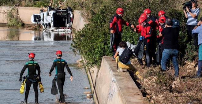 11/10/2018.- Los equipos de rescate de la Unidad Militar de Emergencias rastrean hoy, de 'forma minuciosa', las zonas del Levante afectadas por las lluvias torrenciales en las que se sospecha podrían encontrar a las tres personas que permanecen desapareci