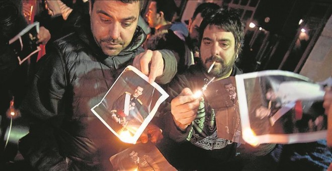 Varias personas, reunidas en Girona, queman fotos del rey Felipe VI,  tras el fallo del Tribunal de Derechos Humanos de Estrasburgo. EFE