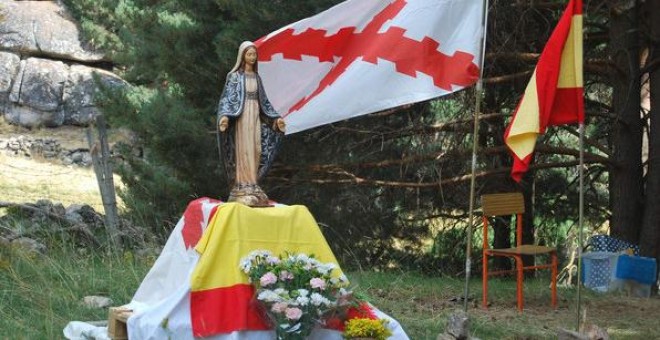 La decoración en un acto de la asociación juvenil Cruz de Borbogna, ligada al partido Carlista.