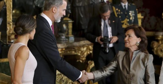 Los reyes Felipe VI y Letizia, saludan a la vicepresidenta Carmen Calvo durante la recepción en el Palacio Real con motivo de la fiesta nacional del 12 de Octubre, Día de la Hispanidad.-EFE/Ballesteros