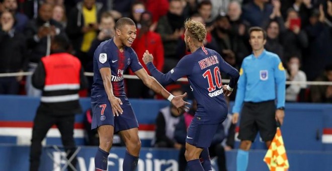 Mbappe y Neymar durante un partido. EFE