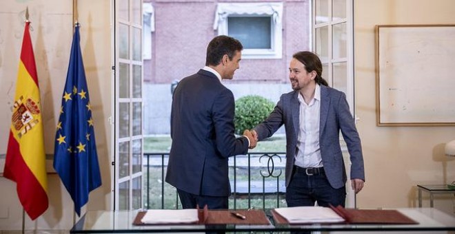Pablo Iglesias y Pedro Sánchez en la firma del acuerdo presupuestario / PODEMOS