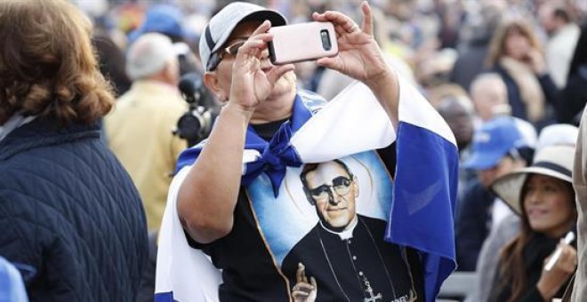 Un salvadoreño durante la canonización. EFE