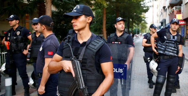 Agentes de la Policía turca vigilan en las calles cercanas a la residencia del religioso estadounidense Andrew Brunson, en Esmirta. REUTERS/Osman Orsal