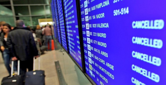 Vista de un panel en el aeropuerto de El Prat, en Barcelona, en el que se informa de la cancelación de muchos vuelos. EFE/Archivo