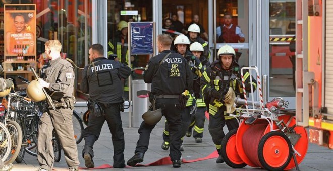 Despliegue de policía y bomberos en la estación central de Colonia, en Alemania. SASCHA STEINBACH (EFE)