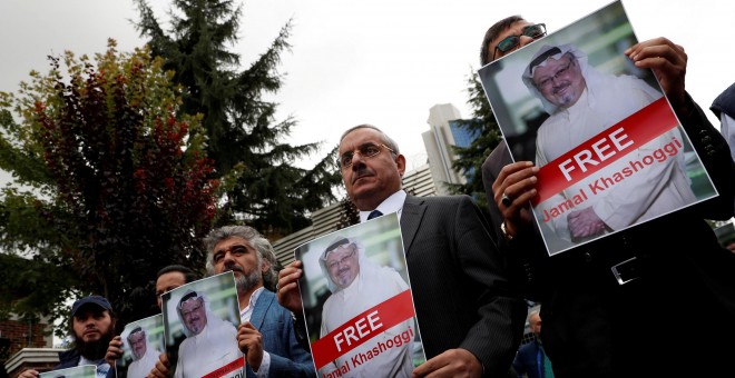 Activistas pro derechos humanos protestan por la desaparición del periodista Jamal Khashoggi ante la embajada de Arabia Saudí en Estambul, Turquía. / REUTERS - MURAD SEZER