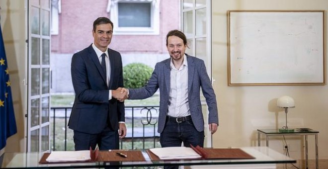El presidente del Gobierno, Pedro Sánchez, y el líder de Podemos, Pablo Iglesias, en la firma del acuerdo presupuestario para 2019 / PODEMOS