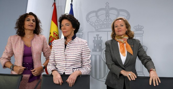 La portavoz Isabel Celaá, junto a la titular de Hacienda, Maria Jesus Montero, y la de Economía, Nadia Calviño, antes de comenzar la rueda de prensa en la que han explicado el plan presupuestario para 2019 que el Gobierno enviará a Bruselas. REUTERS/Susan