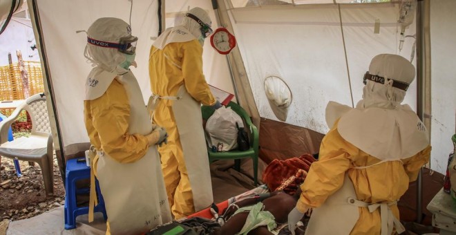 Personal de Médicos Sin Fronteras atienden posibles casos de ébola en la localidad de Mangina, en República Democrática del Congo, el pasado agosto.- MSF