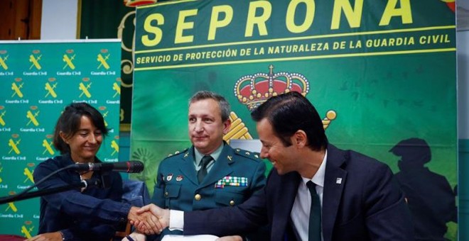 La Jefa de Inspección Pesquera,Esther Boy; el teniente coronel Jefe de operaciones de SEPRONA Jesús Gálvez; y el Jefede la Unidad de Delitos económicos,Pedro Felicioi-d., durante la rueda de prensa que ofrecieron hoy para informar sobre la operación Tare