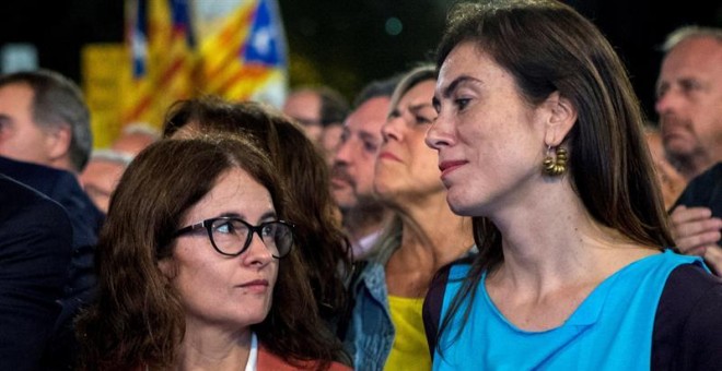 Susana Barreda i Txell Bonet a plaça de Catalunya de Barcelona, en l'acte de protesta en l'aniversari de l'empresonament dels seus homes, Jordi Sànchez i Jordi Cuixart. EFE / Quique García