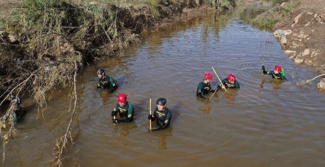 Agentes de la Guardia Civil realizando tareas de búsqueda. / EFE