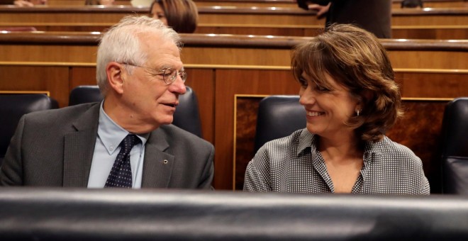 El ministro de Asuntos Exteriores, Josep Borrell, y la de Justicia, Dolores Delgado, conversan en sus escaños poco antes de inicio del pleno de la Cámara donde se celebra la sesión de control al Gobierno. EFE/Ballesteros