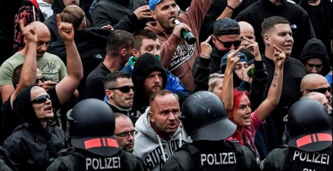 Manifestantes de extrema derecha increpan a la Policía alemana durante una manifestación el pasado mes de agosto en Chemnitz, Alemania.- EFE