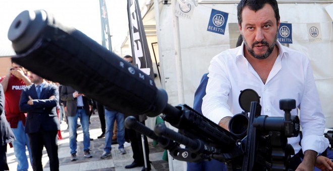 El viceprimer ministro italiano, titular de Interior, y líder del Movimiento 5 Estrellas, Matteo Salvini, con un arma automática en una muestra de material policial, en Roma. REUTERS/Remo Casilli