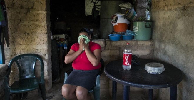 La sobreexplotación por Coca Cola del acuífero de Nejapa (El Salvador) ha secado fuentes y pozos de superficie y ha forzado a las mujeres a caminar durante horas para obtener el agua necesaria para vivir. PEDRO ARMESTRE
