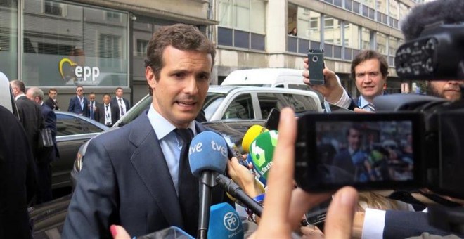 El líder del PP, Pablo Casado, hace declaraciones a su llegada a la reunión del Partido Popular Europeo (PPE) previa a la cumbre de la Unión Europea (UE), este miércoles en Bruselas. EFE