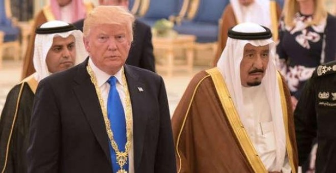 El presidente de EEUU, Donald Trump, junto al rey de Arabia Saudí, Salmán bin Abdelaziz. | EFE