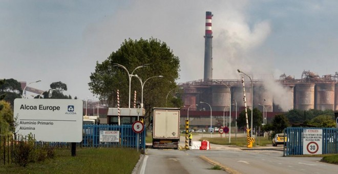 Imagen de la entrada de la planta de la multinacional estadounidense Alcoa de San Cibrao (Cervo, Lugo). EFE/Eliseo Trigo