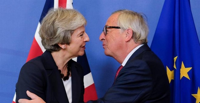 La primera ministra británica, Theresa May, saluda al presidente de la Comisión Europea, Jean-Claude Juncker. - EFE