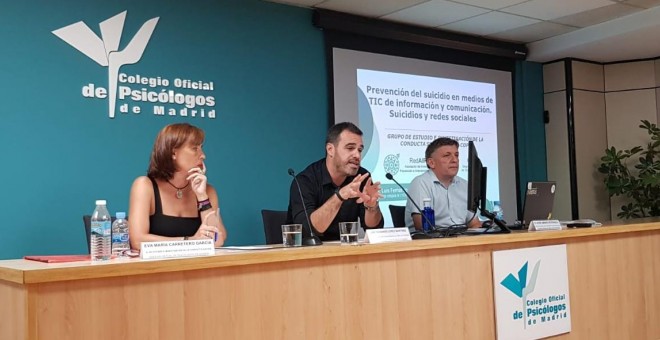 Javier Jiménez, a la derecha en la fotografía, durante una charla en el Colegio Oficial de Psicólogos de Madrid | Fuente: Javier Jiménez