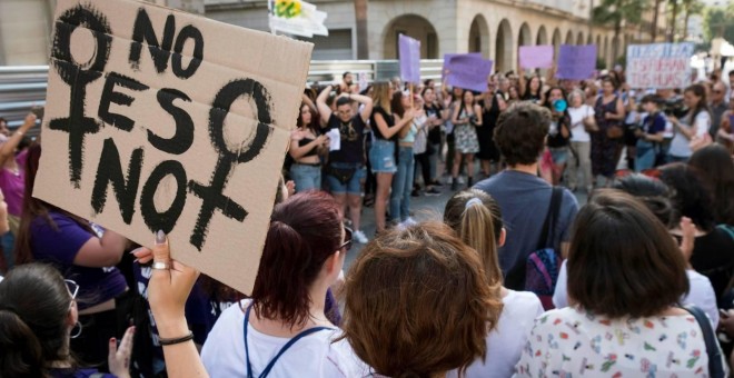 Manifestación en Huelva en protesta por la puesta en libertad bajo fianza de los cinco miembros de La Manada. EFE