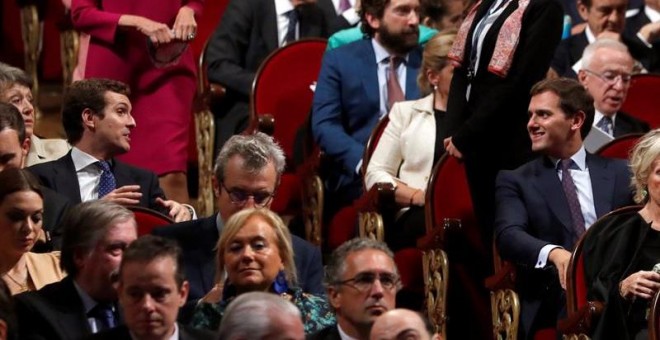 El líder del PP, Pablo Casado, y el de Ciudadanos, Albert Rivera, en la ceremonia de entrega de la 38º edición de los Premios Princesa de Asturias. EFE/J.J. Guillén