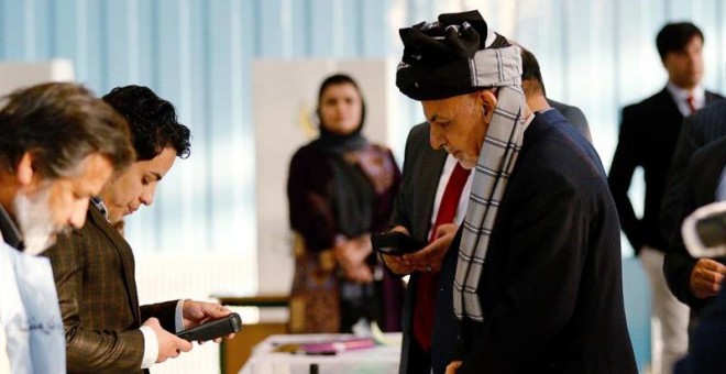 El presidente de Afganistán, Ashraf Ghani, votando. EFE