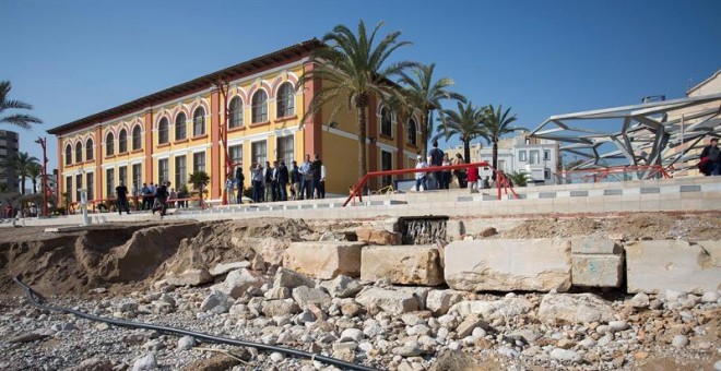 Vista general de una parte del paseo marítimo de Vinarós arrastrado por la fuerza del agua tras el episodio de gota fría que registró ayer con la mayor cantidad de agua caída con casi 400 l/m2 y de ellos, 159 l/m2 en una hora. EFE/Domenech Castelló