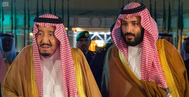 El rey Salman junto a su hijo y heredero, Mohamed bin Salman. REUTERS