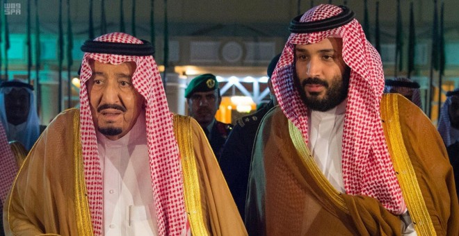 El rey Salman junto a su hijo y heredero, Mohamed bin Salman. REUTERS