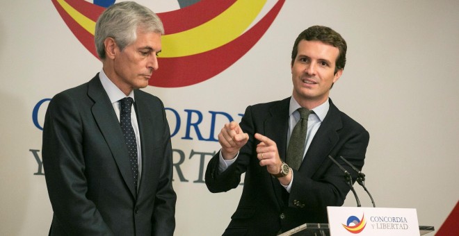 El presidente del Partido Popular, Pablo Casado, junto al presidente de la Fundación Concordia y Libertad, Adolfo Suárez Illana. EFE/ Santi Donaire