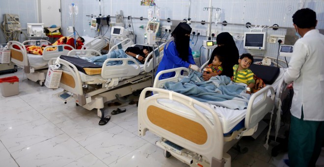 Niños enfermos de difteria en un hospital en Sanaa, Yemen. REUTERS/Khaled Abdullah