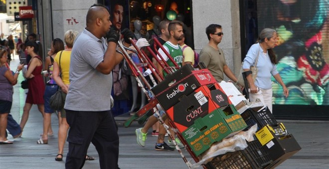 Trabajador extranjero en el centro de Madrid. E.P.