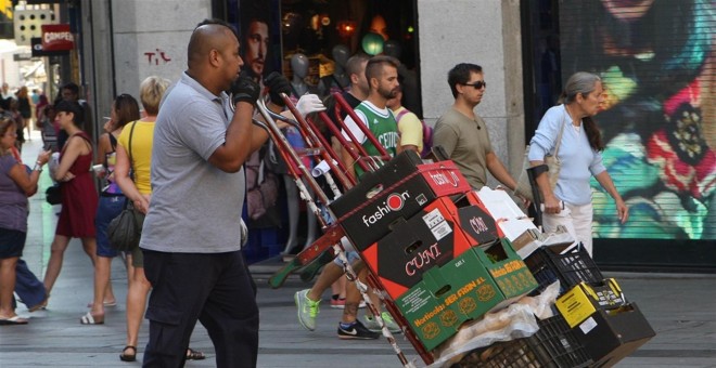 Trabajador extranjero en el centro de Madrid. E.P.